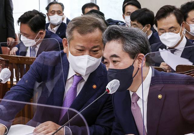 행정안전부 내에 경찰국 신설이 추진될 당시 행안부와 경찰청의 수장이었던 이상민(왼쪽) 전 행안부 장관과 윤희근 전 경찰청장이 지난 2022년 8월 18일 국회 행정안전위원회에 출석해 대화를 나누고 있다. 국회사진기자단