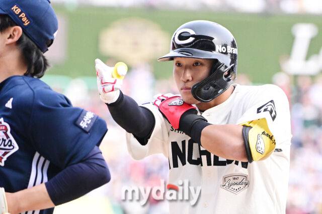 SSG 박지환이 23일 오후 인천 SSG랜더스필드에서 진행된 ‘2025 신한 SOL BANK KBO리그’ 두산-SSG의 경기 7회말 무사 2루에서 안타를 때린 뒤 세리머니를 펼치고 있다./마이데일리