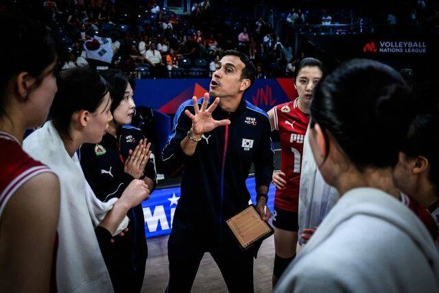 한국 여자배구대표팀의 페르난도 모랄레스 감독./FIVB