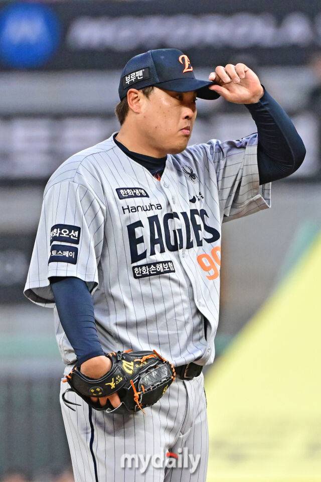 17일 인천 SSG랜더스필드에서 열린 '2025 신한 SOL BANK KBO리그' 한화 이글스와 SSG랜더스 경기. 한화 류현진이 선발 투수로 나와 사인을 받고 있다./마이데일리