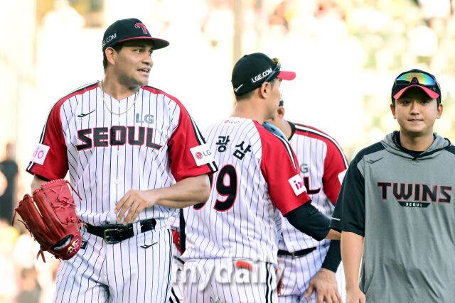 29일 오후 서울 잠실야구장에서 진행된 '2025 프로야구 KBO리그' KIA-LG의 경기.LG 선발 치리노스가 6회초 교체되고 있다./잠실=곽경훈 기자