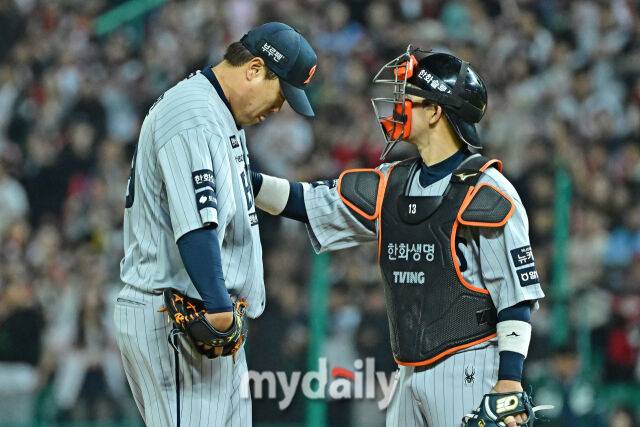 17일 인천 SSG랜더스필드에서 열린 '2025 신한 SOL BANK KBO리그' 한화 이글스와 SSG랜더스 경기. 한화 류현진이 6회말 1사 1루 SSG 김성현 타석에서 교체되기 전 최재훈과 이야기를 나누고 있다./마이데일리