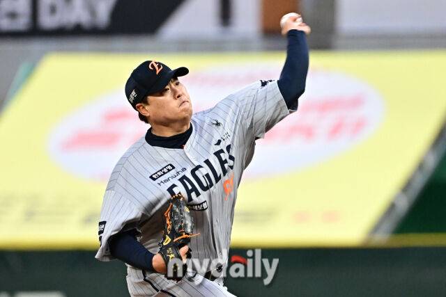 17일 인천 SSG랜더스필드에서 열린 '2025 신한 SOL BANK KBO리그' 한화 이글스와 SSG랜더스 경기. 한화 류현진이 선발 투수로 나와 힘차게 투구하고 있다./마이데일리