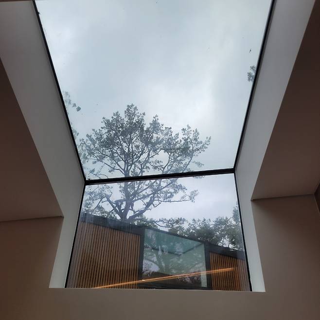 밤 하늘 별자리도 볼 수 있게 뻥뚤린 천정