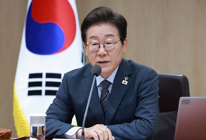 이재명 대통령이 지난 24일 대통령실 청사에서 열린 국무회의를 주재하고 있다. 이 대통령은 국무회의에서 해수부의 부산 이전을 연내에 이행할 수 있도록 방안을 검토하라고 강도형 해수부 장관에게 지시했다. [연합]