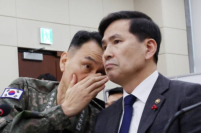김선호(오른쪽) 국방부 차관이 지난 1월 여의도 국회에서 열린 윤석열 정부의 비상계엄 선포를 통한 내란혐의 진상규명 국정조사 특별위원회 제3차 전체회의에서 김명수 합참의장과 대화를 나누고 있다. [뉴시스]