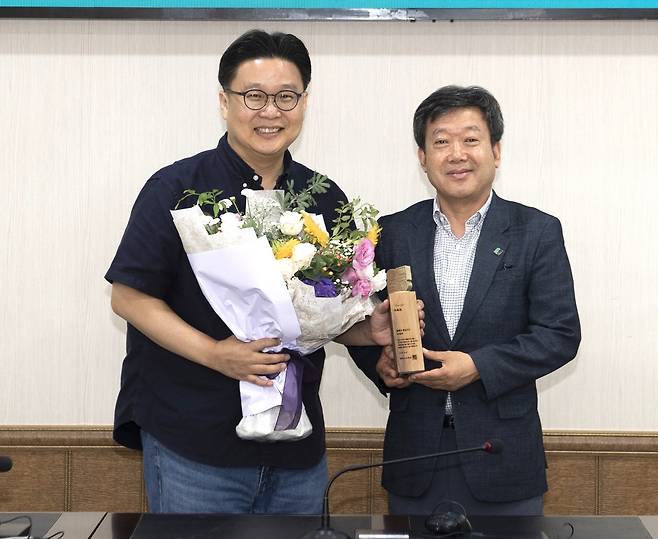 서신여대 서경덕 교수(왼쪽)가  남한권 군수로부터 홍보대사 위촉패를 받고 기념사진을 찍고 있다[울릉군 제공]