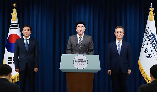 강훈식(가운데) 대통령비서실장이 29일 서울 용산 대통령실 청사에서 이재명 대통령의 수석비서관 추가 인선을 발표하고 있다. 전성환(왼쪽부터) 경청통합수석비서관, 강 비서실장, 봉욱 민정수석비서관. [연합]