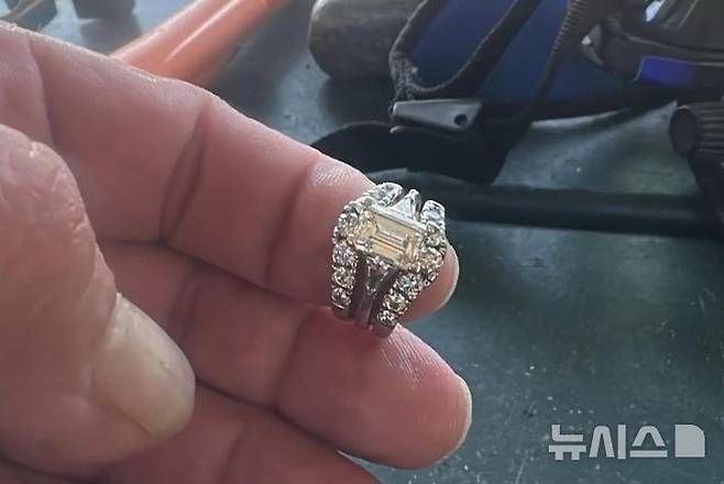 [뉴시스]미국 텍사스의 넓은 호수에 100년 넘은 다이아몬드 반지를 빠뜨린 여성이 기적적인 잠수부의 수색으로 반지를 되찾았다. (사진=뉴욕포스트)