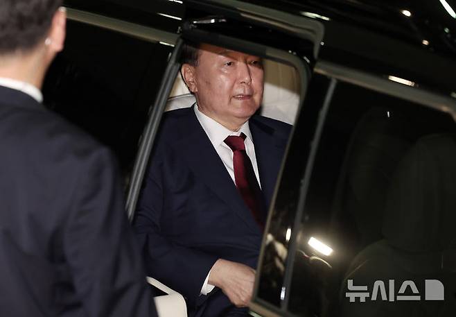 [서울=뉴시스] 이영환 기자 = 내란특검 대면조사를 마친 윤석열 전 대통령이 29일 오전 서울 서초구 서울고검에 마련된 내란특검 사무실에서 나와 귀가하고 있다. (공동취재) 2025.06.29. photo@newsis.com