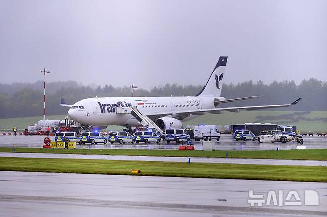 [함부르크=AP/뉴시스]지난해 10월 9일 독일 함부르크 공항에 이란항공 항공기가 도착한 모습.  6월 28일 이란의 영공 봉쇄 해제로 이란 국적기도 운항이 가능해졌다.  2025. 06.29.