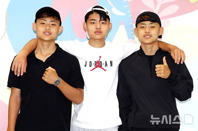 [인천공항=뉴시스] 이영환 기자 = FC 바르셀로나 유스팀에 입단한 쌍둥이 형제 이대한(왼쪽), 이민국이 지난 27일 오후 인천국제공항 제1여객터미널을 통해 귀국해 형 이청용(가운데) 군과 포즈를 취하고 있다.  2025.06.28. 20hwan@newsis.com