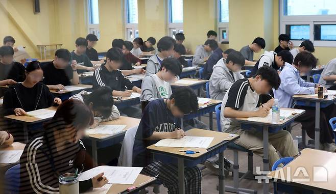 [서울=뉴시스] 이영환 기자 = 지난 4일 오전 서울 양천구 종로학원 고사실에서 학생들이 시험을 치르는 모습.  (공동취재) 2025.06.04. photo@newsis.com