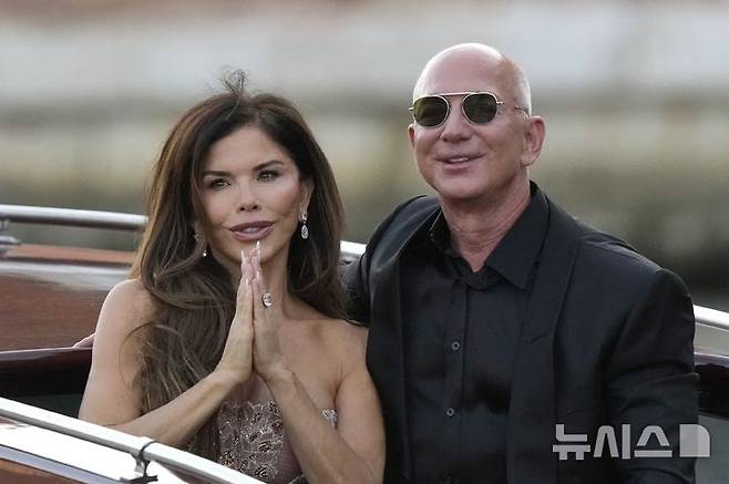 [베네치아= AP/뉴시스] 28일 베네치아의 아만 호텔을 떠나 연회장으로 가는 제프 베조스와 로렌 산체스 베조스 부부. 2025.06.29.