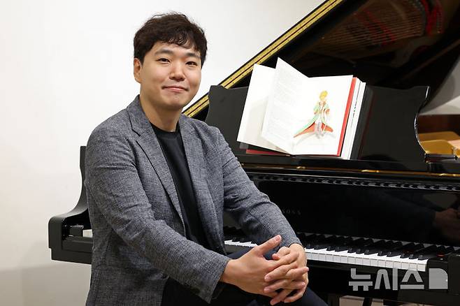 [서울=뉴시스] 박진희 기자 = 한지호 피아니스트가 지난 23일 서울 서초구 스타인웨이갤러리에서 인터뷰를 하고 있다. 2025.06.28. pak7130@newsis.com