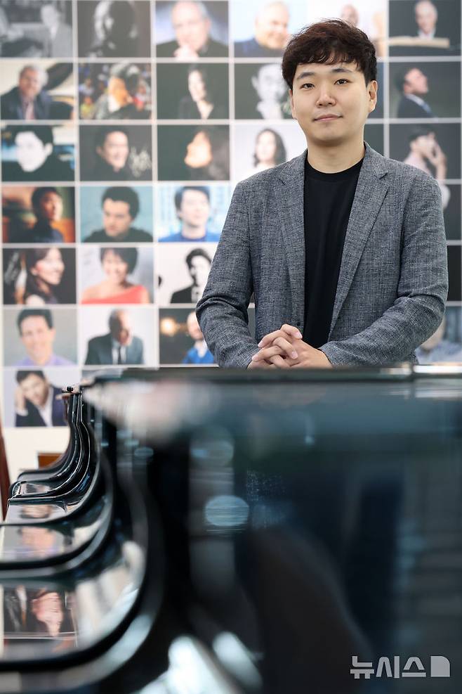 [서울=뉴시스] 박진희 기자 = 한지호 피아니스트가 지난 23일 서울 서초구 스타인웨이갤러리에서 인터뷰를 하고 있다. 2025.06.28. pak7130@newsis.com