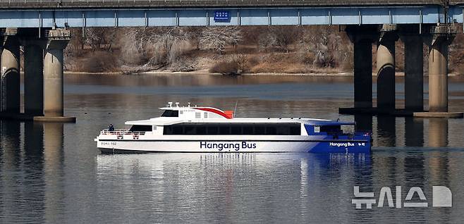 [서울=뉴시스] 홍효식 기자 = 내달부터 시범 운항하는 수상 대중교통 한강버스가 지난 2월27일 서울 여의도 한강을 지나고 있다. 2025.02.27. yesphoto@newsis.com