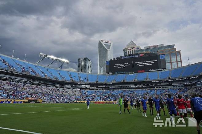 [샬럿=AP/뉴시스] 2025 국제축구연맹(FIFA) 클럽월드컵 16강 첼시 대 벤피카 맞대결, 뇌우 위험으로 중단.. 2025.06.28.