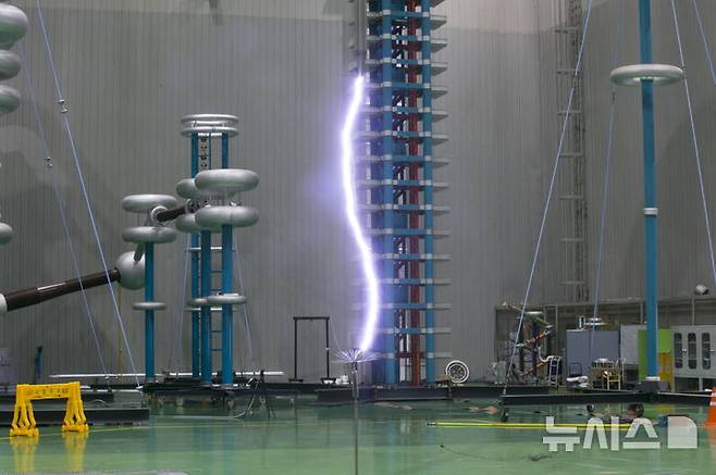 [창원=뉴시스]KERI 고전압 시험동의 인공 낙뢰(번개) 모의시험.(사진=KERI 제공) 2025.06.29. photo@newsis.com