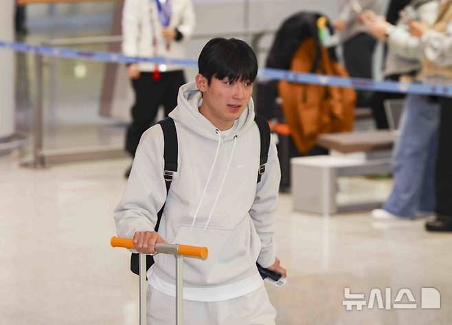 [인천공항=뉴시스] 김근수 기자 = 축구 국가대표팀 양민혁이 지난 3월17일 오후 인천국제공항 제2여객터미널을 통해 입국하고 있다. 2025.03.17. ks@newsis.com