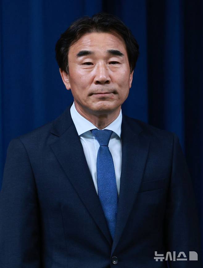 [서울=뉴시스] 고범준 기자 = 강훈식 비서실장이 29일 서울 용산 대통령실 청사에서 인사 관련 브리핑을 했다. 이날 인선 발표에 참석한 전성환 경청통합수석. 2025.06.29. bjko@newsis.com