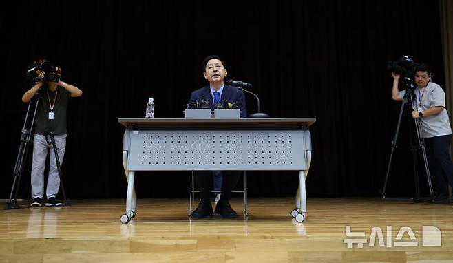 [서울=뉴시스] 조성우 기자 = 구윤철 경제부총리 겸 기획재정부 장관 후보자가 29일 오후 서울 중구 예금보험공사에서 열린 기자간담회에서 발언하고 있다. 2025.06.29. xconfind@newsis.com