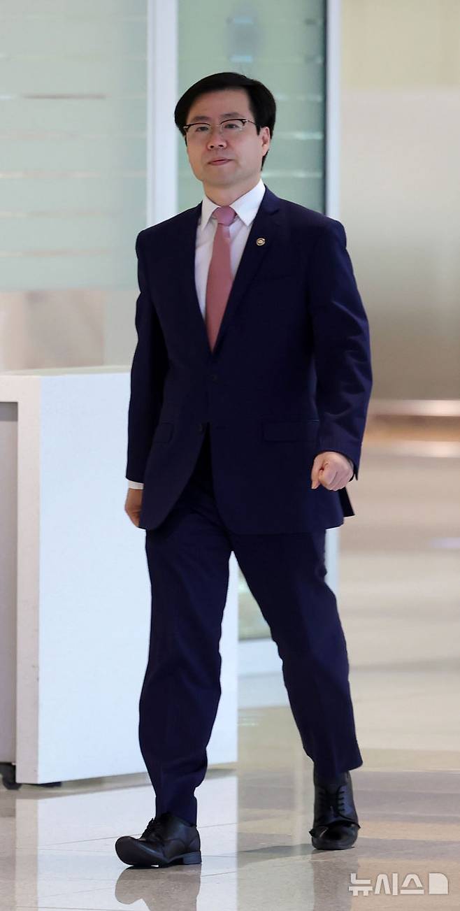 [인천공항=뉴시스] 홍효식 기자 = 한미 고위급 통상 협상을 마친 여한구 산업통상자원부 통상교섭본부장이 29일 오후 인천국제공항 제2터미널을 통해 귀국하고 있다. 2025.06.29. yesphoto@newsis.com