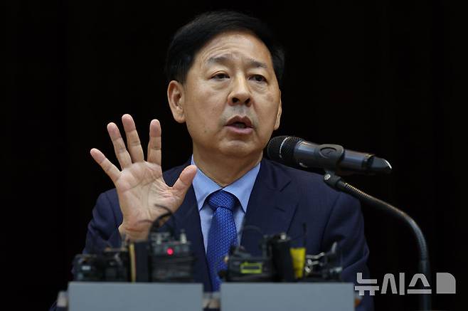 [서울=뉴시스] 조성우 기자 = 구윤철 경제부총리 겸 기획재정부 장관 후보자가 29일 오후 서울 중구 예금보험공사에서 열린 기자간담회에서 발언하고 있다. 2025.06.29. xconfind@newsis.com