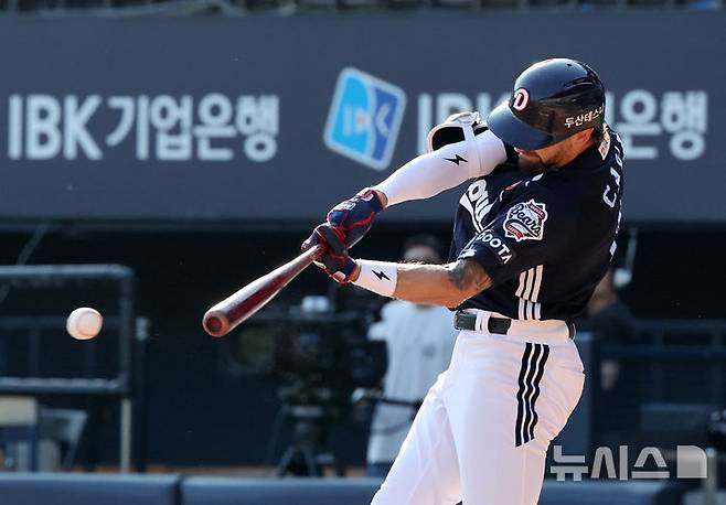 [서울=뉴시스] 배훈식 기자 = 22일 오후 서울 송파구 잠실야구장에서 열린 2025 신한 쏠뱅크 KBO리그 LG 트윈스와 두산 베어스의 경기, 2회초 1사 상황에서 두산 케이브가 안타를 치고 있다. 2025.06.22. dahora83@newsis.com
