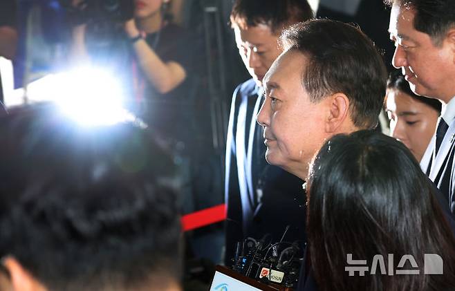[서울=뉴시스] 이영환 기자 = 윤석열 전 대통령이 28일 오전 대면 조사를 받기 위해 서울 서초구 서울고검에 마련된 내란특검 사무실로 출석하고 있다. (공동취재) 2025.06.29. photo@newsis.com
