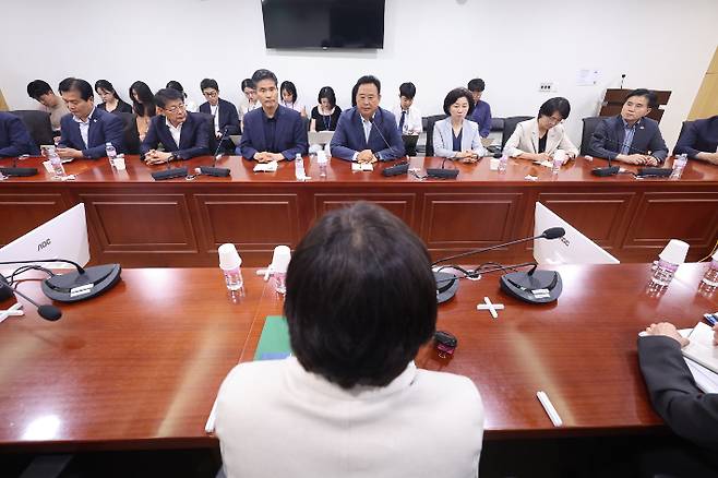 송미령 농림축산식품부 장관이 27일 국회에서 열린 더불어민주당 농림축산식품해양수산위원회 위원들과의 당정간담회에서 어기구 위원장의 모두발언을 듣고 있다. 연합뉴스