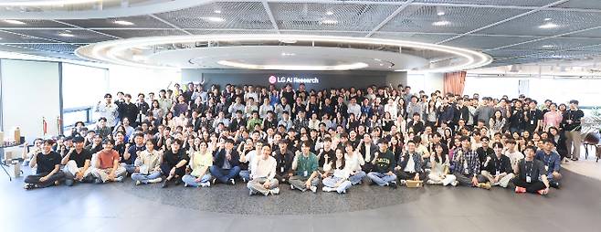 LG AI연구원 임직원들이 단체 기념 촬영을 하고 있다. LG 제공
