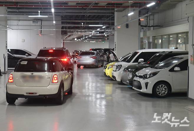 주차하기 위해 대기 중인 차량들. 임성민 기자