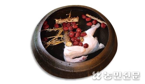 이날 저녁 메뉴는 대추·토종닭 같은 재료로 만든 가마솥 닭백숙이다.