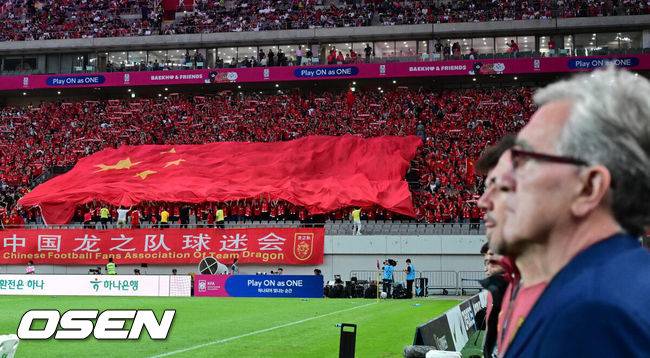[OSEN=서울월드컵경기장, 지형준 기자] 중국이 예고했던 놀랄 일은 없었다. 한국이 무난하게 중국을 잡아내며 '공한증'&nbsp;역사를 이어갔다.김도훈 임시 감독이 이끄는 대한민국 축구대표팀은 11일 오후 8시 서울월드컵경기장에서 열린 2026 국제축구연맹(FIFA) 북중미 월드컵 아시아 2차 예선 C조 6차전에서 중국을 1-0으로 꺾었다.이날 승리로 한국은 위르겐 클린스만 감독, 황선홍 감독, 김도훈 감독 등 세 명의 감독으로 2차 예선을 치루면서 승점 16(5승 1무)라는 성적으로 조 1위를 확정했다.&nbsp;또한 3차 예선에서 아시아 랭킹 3위로 일본, 이란에 이어서 톱시드 자리를 확보하는데 성공했다.경기에 앞서 중국 원정 응원단이 대형 오성홍기를 들고 열띤 응원을 선보이고 있다. 2024.06.11 / jpnews@osen.co.kr