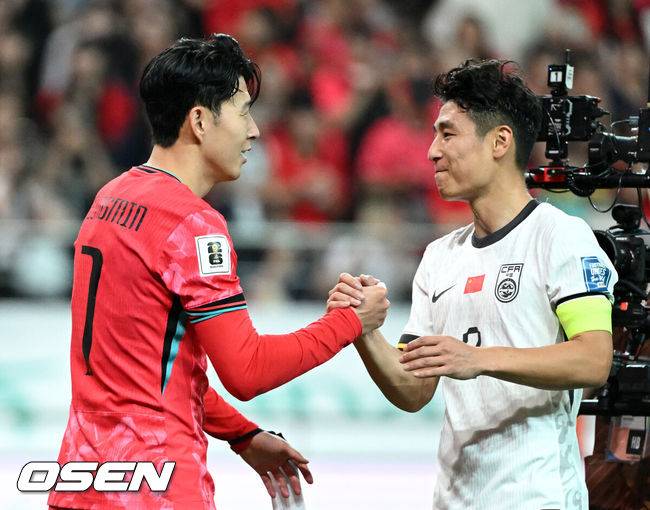 [OSEN=서울월드컵경기장, 이대선 기자] 중국이 예고했던 놀랄 일은 없었다. 한국이 무난하게 중국을 잡아내며 '공한증'&nbsp;역사를 이어갔다.김도훈 임시 감독이 이끄는 대한민국 축구대표팀은 11일 오후 8시 서울월드컵경기장에서 열린 2026 국제축구연맹(FIFA) 북중미 월드컵 아시아 2차 예선 C조 6차전에서 중국을 1-0으로 꺾었다.경기 종료 후 대한민국 손흥민이 중국 우레이와 인사를 나누고 있다. 2024.06.11 /sunday@osen.co.kr