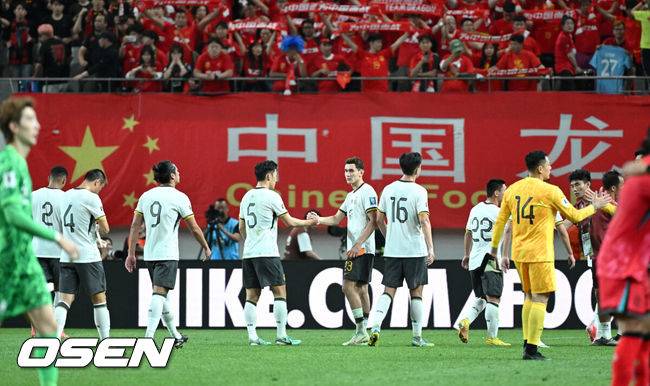 [OSEN=서울월드컵경기장, 이대선 기자] 중국이 예고했던 놀랄 일은 없었다. 한국이 무난하게 중국을 잡아내며 '공한증'&nbsp;역사를 이어갔다.김도훈 임시 감독이 이끄는 대한민국 축구대표팀은 11일 오후 8시 서울월드컵경기장에서 열린 2026 국제축구연맹(FIFA) 북중미 월드컵 아시아 2차 예선 C조 6차전에서 중국을 1-0으로 꺾었다.경기 종료 후 중국 선수들이 아쉬워하며 퇴장하고 있다. 2024.06.11 /sunday@osen.co.kr