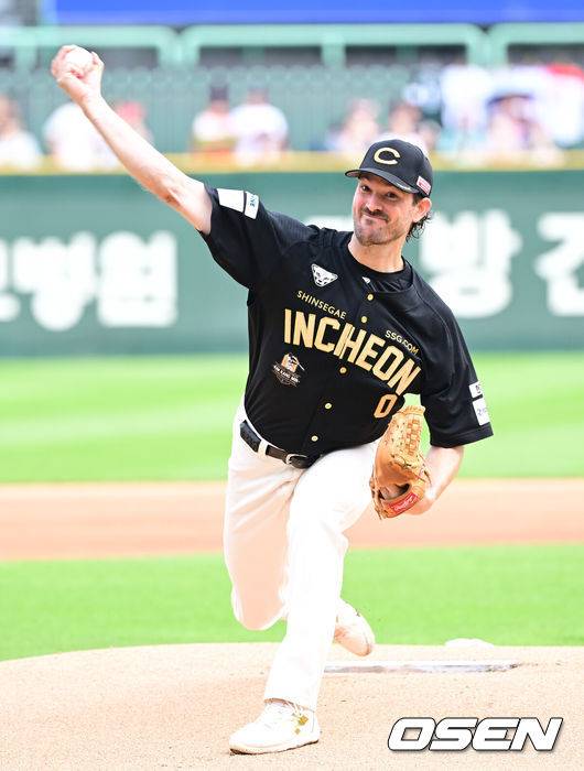 [OSEN=인천, 김성락 기자] 28일 인천 SSG랜더스필드에서 ‘2025 신한은행 SOL Bank KBO리그’ SSG 랜더스와 한화 이글스의 경기가 열렸다.이날 SSG는 앤더슨,한화는 폰세를 선발로 내세웠다. &nbsp;1회초 SSG 선발 앤더슨이 마운드에 올라 힘차게 공을 뿌리고 있다. 2025.06.28 / ksl0919@osen.co.kr