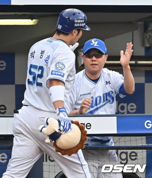 [OSEN=대구, 이석우 기자] 25일 대구삼성라이온즈파크에서 2025 신한 SOL 뱅크 KBO 리그 삼성 라이온즈와 한화 이글스의 경기가 열렸다. 홈팀 삼성은 후라도가, 방문팀 한화는 와이스가 선발 출전했다. 삼성 라이온즈 박병호가 3회말 좌중월 솔로 홈런을 치고 하이파이브를 하고 있다. 2025.06.25 / foto0307@osen.co.kr