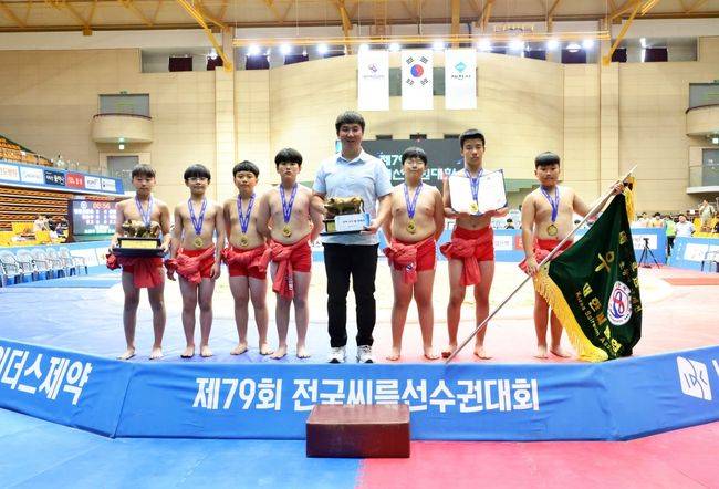 원통초가 제79회 전국씨름선수권대회서 초등부 단체전 시즌 2관왕 쾌거를 이뤘다. / 대한씨름협회