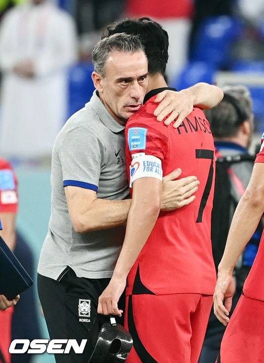 [OSEN=도하(카타르) 박준형 기자] 5일(현지시간)카타르 도하 974 스타디움에서 2022 카타르 월드컵 16강전 대한민국과 브라질의 경기가 열렸다. 이 경기에서 한국은 1-4로 패했다. 한국은 호주, 일본에 이어 16강에서 탈락하며 아시아의 마지막 자존심을 지키지 못했다.경기종료 후 벤투 감독이 손흥민과 포옹을 하고 있다.  2022.12.05 / soul1014@osen.co.kr