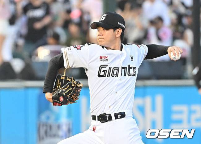 [OSEN=부산, 이석우 기자] 28일 부산 사직야구장에서 2025 신한 SOL 뱅크 KBO 리그 롯데 자이언츠와 KT 위즈의 경기가 열렸다. 홈팀 롯데는 나균안이, 방문팀 KT는 오원석이 선발 출전했다.롯데 자이언츠 홍민기가 역투하고 있다. 2025.06.28 / foto0307@osen.co.kr