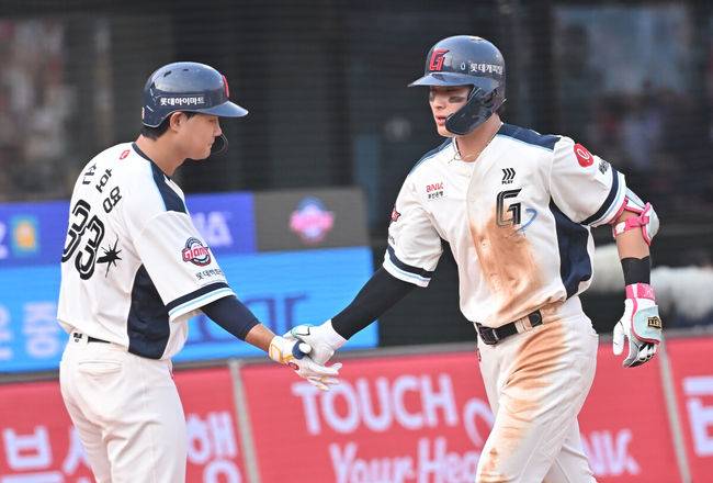 [OSEN=부산, 이석우 기자] 1일 부산 사직야구장에서 2025 신한 SOL 뱅크 KBO 리그 롯데 자이언츠와 SSG 랜더스의 경기가 열렸다. 홈팀 롯데는 이민석이, 방문팀 SSG는 앤더슨이 선발 출전했다.롯데 자이언츠 윤동희가 4회말 좌월 솔로 홈런을 치고 손호영과 기쁨을 나누고 있다. 2025.06.01 / foto0307@osen.co.kr
