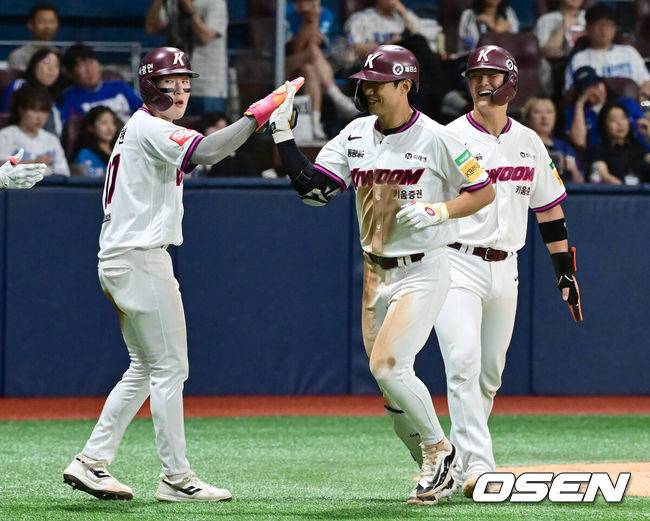 [OSEN=고척, 김성락 기자] 29일 오후 서울 고척스카이돔에서 2025 신한 SOL Bank KBO리그 키움 히어로즈와 삼성 라이온즈의 경기가 열렸다.키움은 웰스, 삼성은 이승현을 선발 투수로 내세웠다.5회말 무사 1, 3루 키움 송성문이 3점 홈런을 날린 뒤 홈에서 주자 김건희, 전태현과 기쁨을 나누고 있다. 2025.06.29 / ksl0919@osen.co.kr