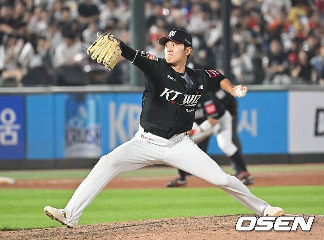 [OSEN=부산, 이석우 기자] 27일 부산 사직야구장에서 2025 신한 SOL 뱅크 KBO 리그 롯데 자이언츠와 KT 위즈의 경기가 열렸다. 홈팀 롯데는 이민석이, 방문팀 삼성은 고영표가 선발 출전했다.KT 위즈 전용주가 역투하고 있다. 2025.06.27 / foto0307@osen.co.kr