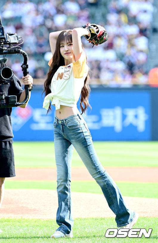 [OSEN=잠실, 최규한 기자] 29일 서울 잠실야구장에서 ‘2025 신한 SOL Bank KBO리그’ LG 트윈스와 KIA 타이거즈의 경기가 열렸다.홈팀 LG는 요니 치리노스, 방문팀 KIA는 윤영철을 선발로 내세웠다.아이브 리즈가 시구자로 나서 공을 던지고 있다. 2025.06.29 / dreamer@osen.co.kr