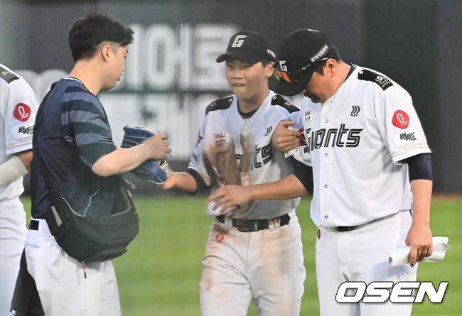 [OSEN=부산, 이석우 기자] 29일 부산 사직야구장에서 2025 신한 SOL 뱅크 KBO 리그 롯데 자이언츠와 KT 위즈의 경기가 열렸다. 홈팀 롯데는 박세웅이, 방문팀 KT는 쿠에바스가 선발 출전했다.롯데 자이언츠 박찬형이 7회초 1사 KT 위즈 김상수의 타구를 잡다 놓치고 부상을 당해 교체를 요구하고 있다. 2025.06.29 / foto0307@osen.co.kr