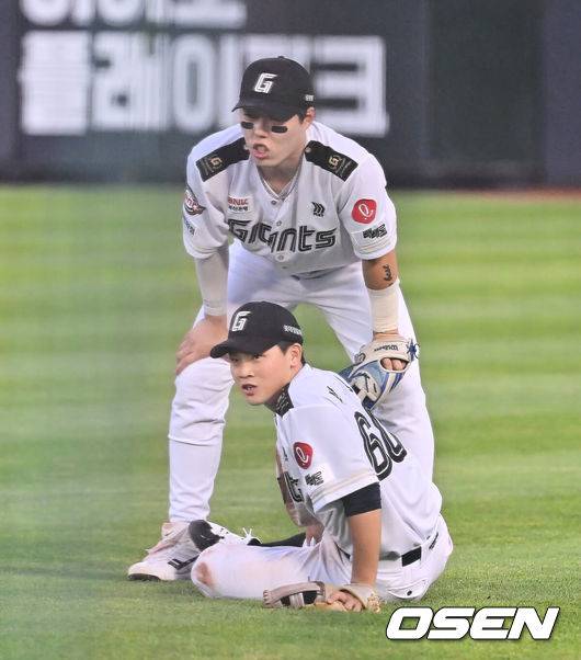 [OSEN=부산, 이석우 기자] 29일 부산 사직야구장에서 2025 신한 SOL 뱅크 KBO 리그 롯데 자이언츠와 KT 위즈의 경기가 열렸다. 홈팀 롯데는 박세웅이, 방문팀 KT는 쿠에바스가 선발 출전했다.롯데 자이언츠 박찬형이 7회초 1사 KT 위즈 김상수의 타구를 잡다 놓치고 부상을 당해 교체를 요구하고 있다. 2025.06.29 / foto0307@osen.co.kr