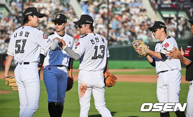 [OSEN=부산, 이석우 기자] 29일 부산 사직야구장에서 2025 신한 SOL 뱅크 KBO 리그 롯데 자이언츠와 KT 위즈의 경기가 열렸다. 홈팀 롯데는 박세웅이, 방문팀 KT는 쿠에바스가 선발 출전했다.롯데 자이언츠 전민재가 4회초 2사 2루 KT 위즈 강현우의 타구를 잡아 아웃시키고 비디오 판독을 기다리며 하이파이브를 하고 있다. 결과는 아웃. 2025.06.29 / foto0307@osen.co.kr