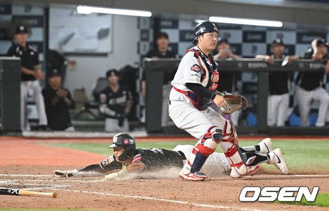 [OSEN=부산, 이석우 기자] 29일 부산 사직야구장에서 2025 신한 SOL 뱅크 KBO 리그 롯데 자이언츠와 KT 위즈의 경기가 열렸다. 홈팀 롯데는 박세웅이, 방문팀 KT는 쿠에바스가 선발 출전했다.KT 위즈 배정대가 8회초 2사 만루 권동진의 우익수 앞 안타때 득점을 올리고 있다. 2025.06.29 / foto0307@osen.co.kr